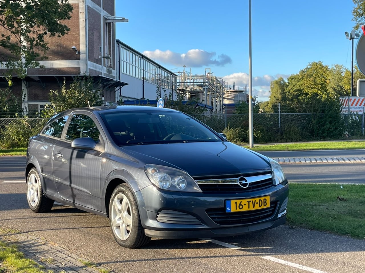 Opel Astra GTC - 1.6 Edition | APK Nieuw | LM Velgen | Cruise Control - AutoWereld.nl