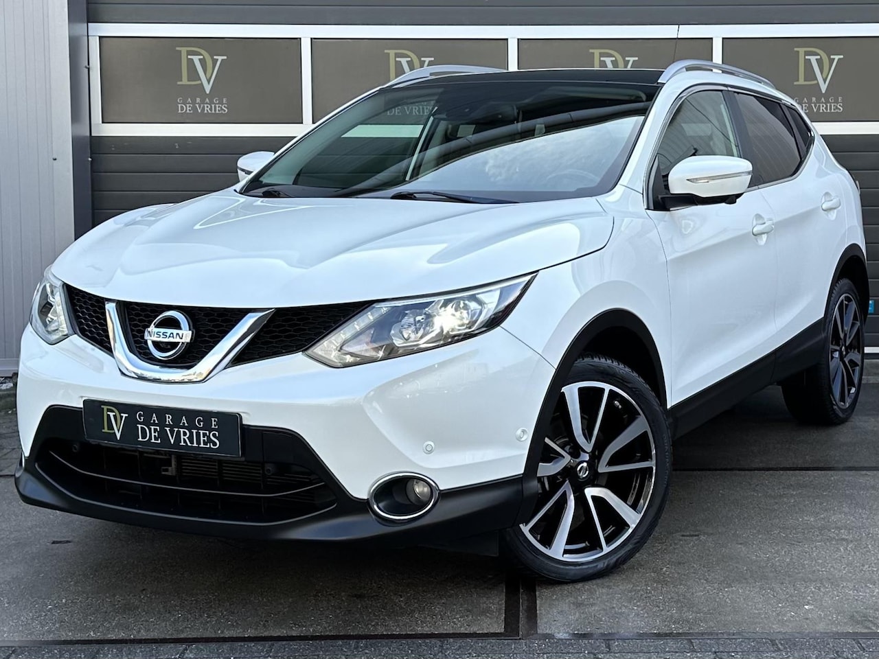 Nissan Qashqai - 1.2 Tekna + Panoramadak Leder Parelmoerwit Garantie - AutoWereld.nl