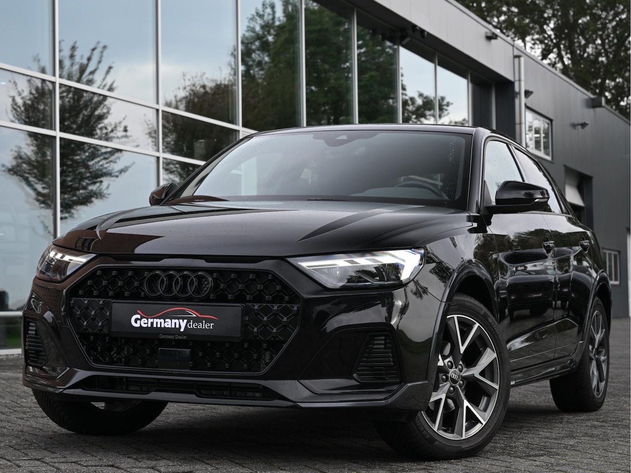 Audi A1 citycarver - 30TFSI S-Line Black optic Matrix-Led Keyless DAB Audi-Sound 17-Inch RS-Stuur NIEUW!! - AutoWereld.nl