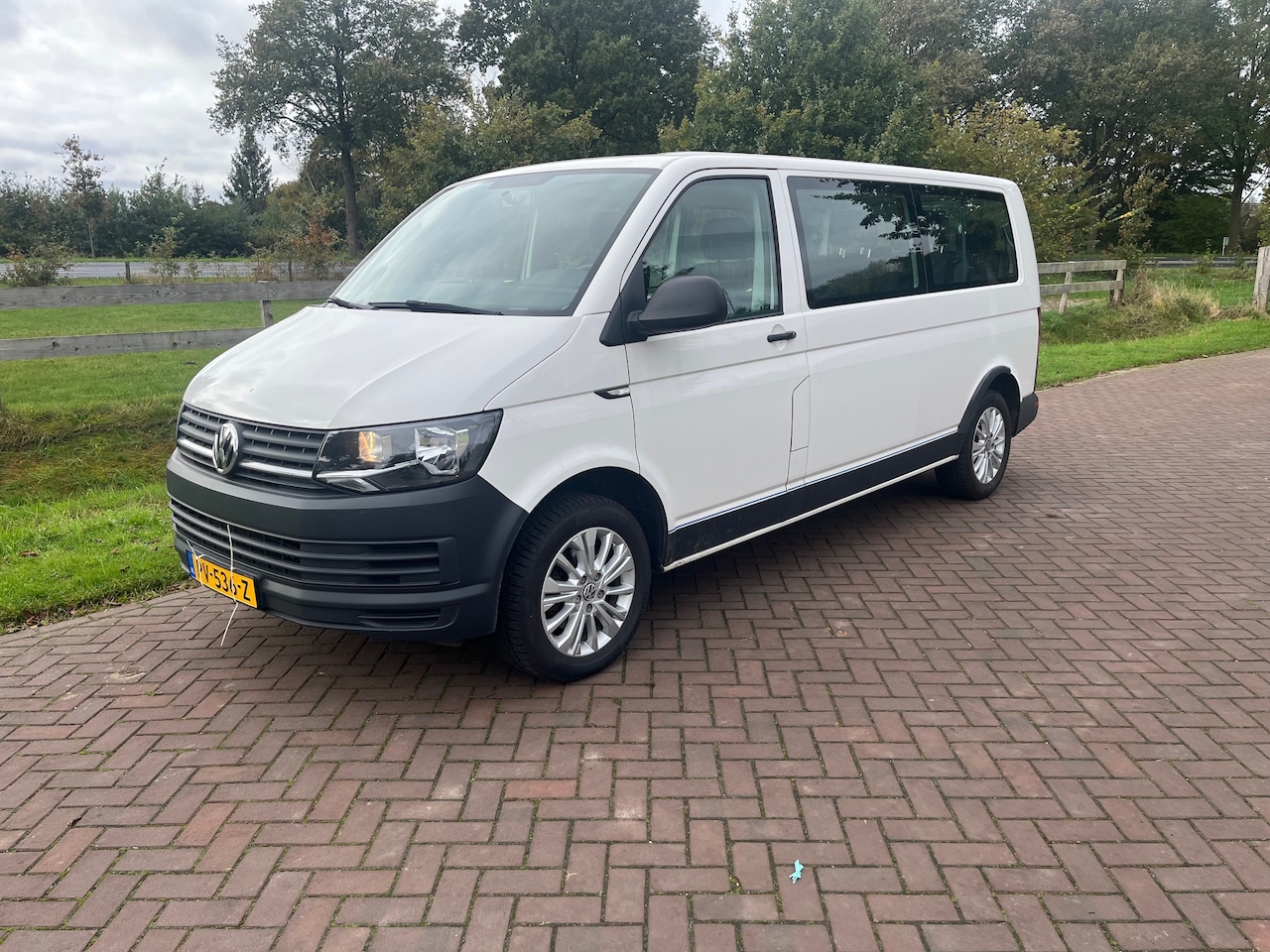 Volkswagen Transporter Kombi - 2.0 TSI L2H1 Comfortline 9. Persoons - AutoWereld.nl