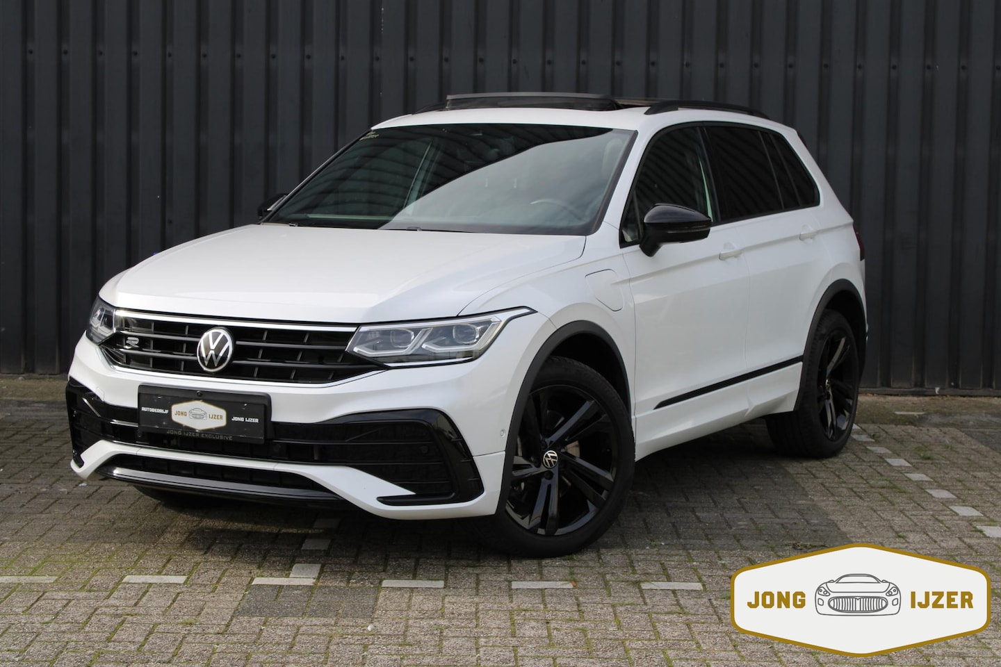 Volkswagen Tiguan - 1.4 TSI eHybrid R-Line PANO LEER SFEER MATRIX - AutoWereld.nl