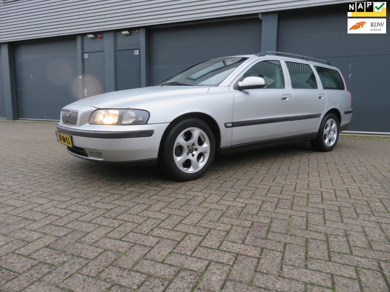 Volvo V70 - 2.4 Comfort Line yongtimer - AutoWereld.nl