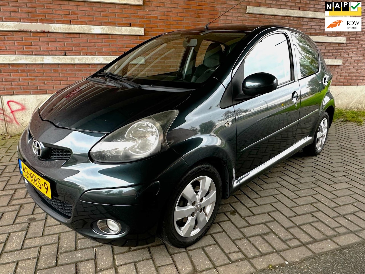 Toyota Aygo - 1.0-12V Aspiration Green 1.0-12V Aspiration Green, Navi, Half leer, 1e eigenaar. - AutoWereld.nl