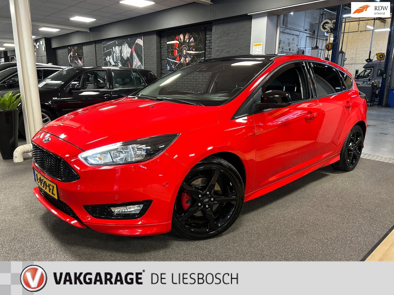 Ford Focus - 1.5 Red Edition 150pk / airco / 18inch / cruise-control - AutoWereld.nl