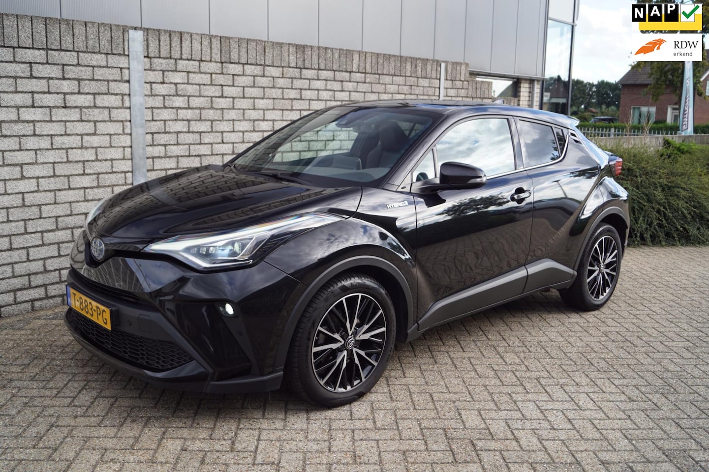 Toyota C-HR - 1.8 Hybrid Bi-Tone Autom Leder Stoelverw Navi Camera Clima Apple Carplay 2x PDC Dodehoek B - AutoWereld.nl