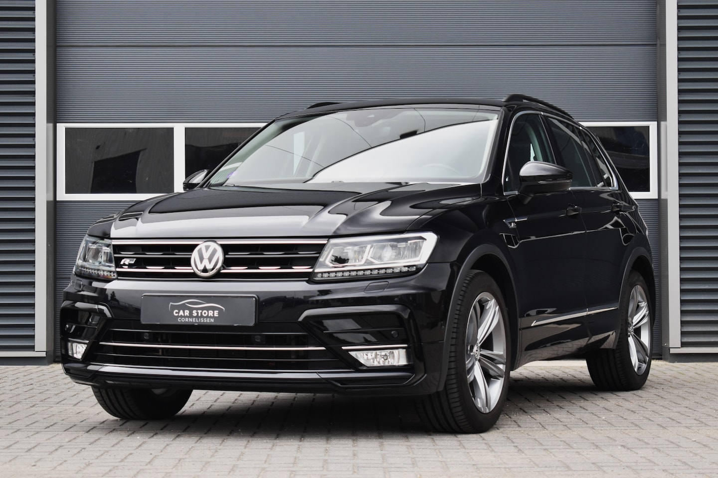 Volkswagen Tiguan - 1.4 TSI ACT DSG / R-LINE / VIRTUAL COCKPIT / LED / CAMERA / ACC / LANE ASSIST / BLIND SPOT - AutoWereld.nl