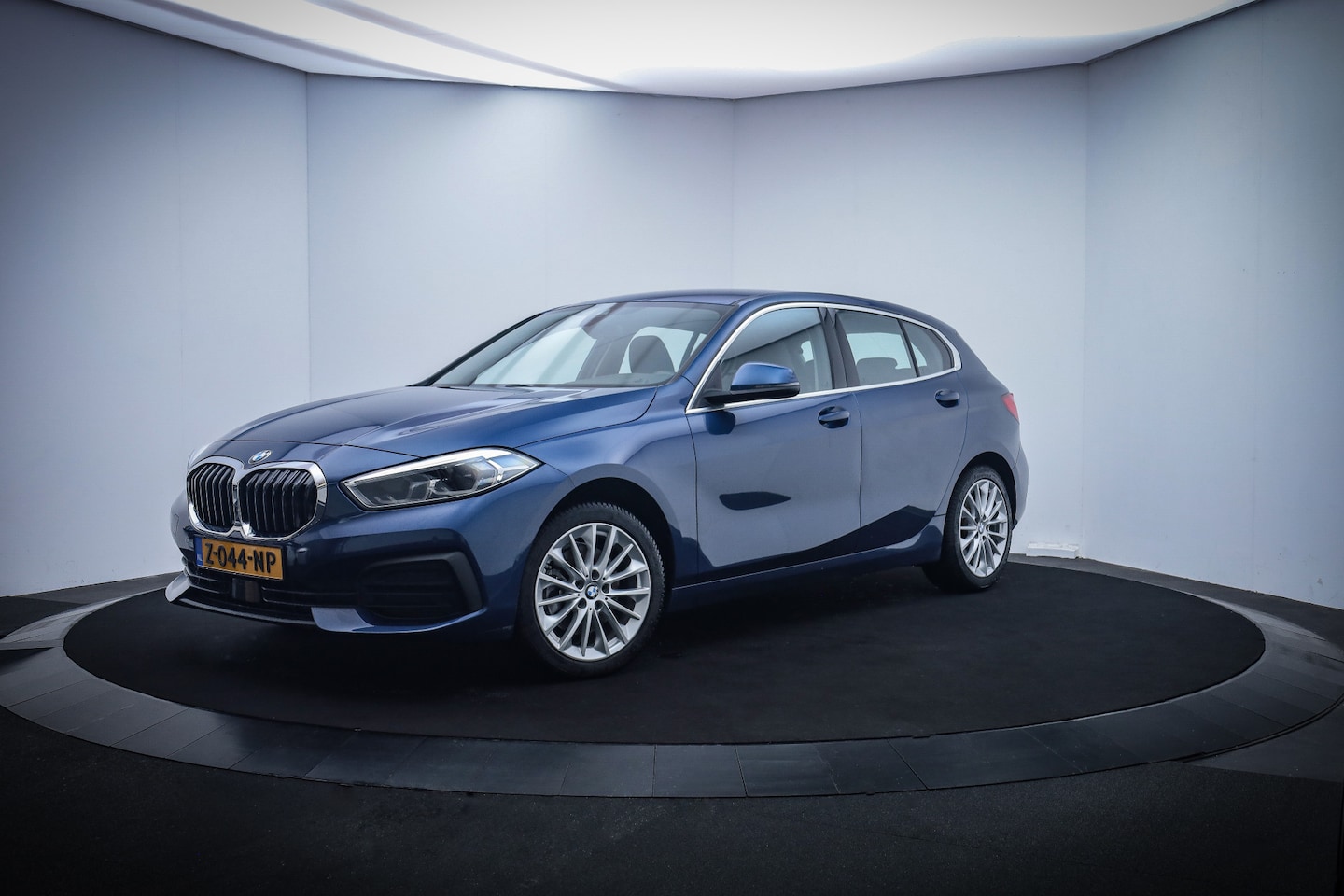 BMW 1-serie - 118iA SPORT Edition 1e Eig. FULL LED/DIGIDASH/NAVI/CARPLAY/DAB+/HALF LEDER/SPORTSTOELEN/LM - AutoWereld.nl