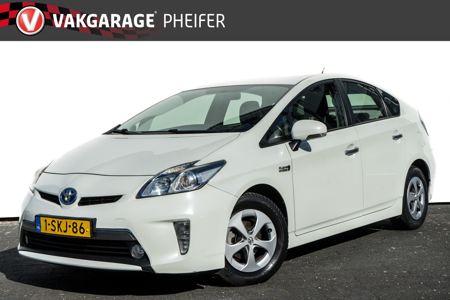 Toyota Prius - 1.8 Plug-in 136pk Aspiration Navigatie/ Head up/ Camera/ Half leer/ Stoelverwarming/ Cruis - AutoWereld.nl