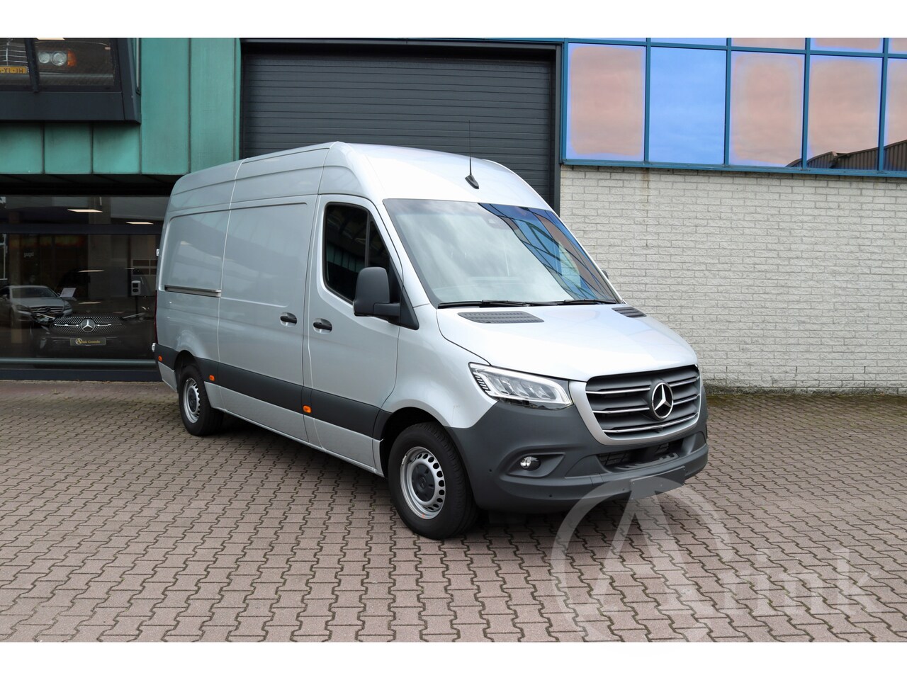 Mercedes-Benz Sprinter - 317 CDI L2H2 9G-TRONIC LED MBUX10 360gr CAMERA DISTRONIC ALARM KL3 PDC 3.5T AHW COMPLEET - AutoWereld.nl