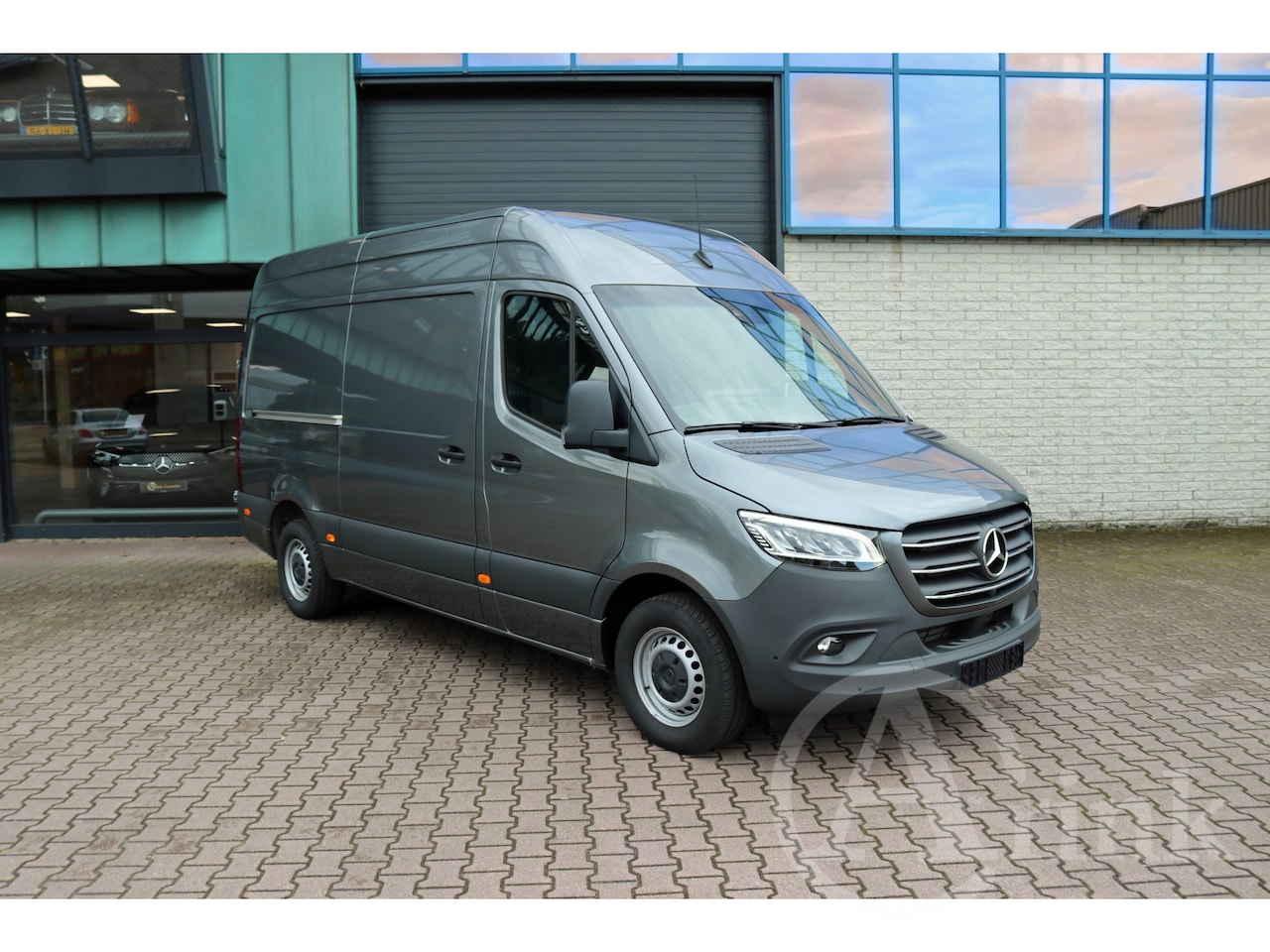 Mercedes-Benz Sprinter - 317 CDI L2H2 9G-TRONIC LED MBUX10 360gr CAMERA DISTRONIC ALARM KL3 PDC 3.5T AHW COMPLEET - AutoWereld.nl