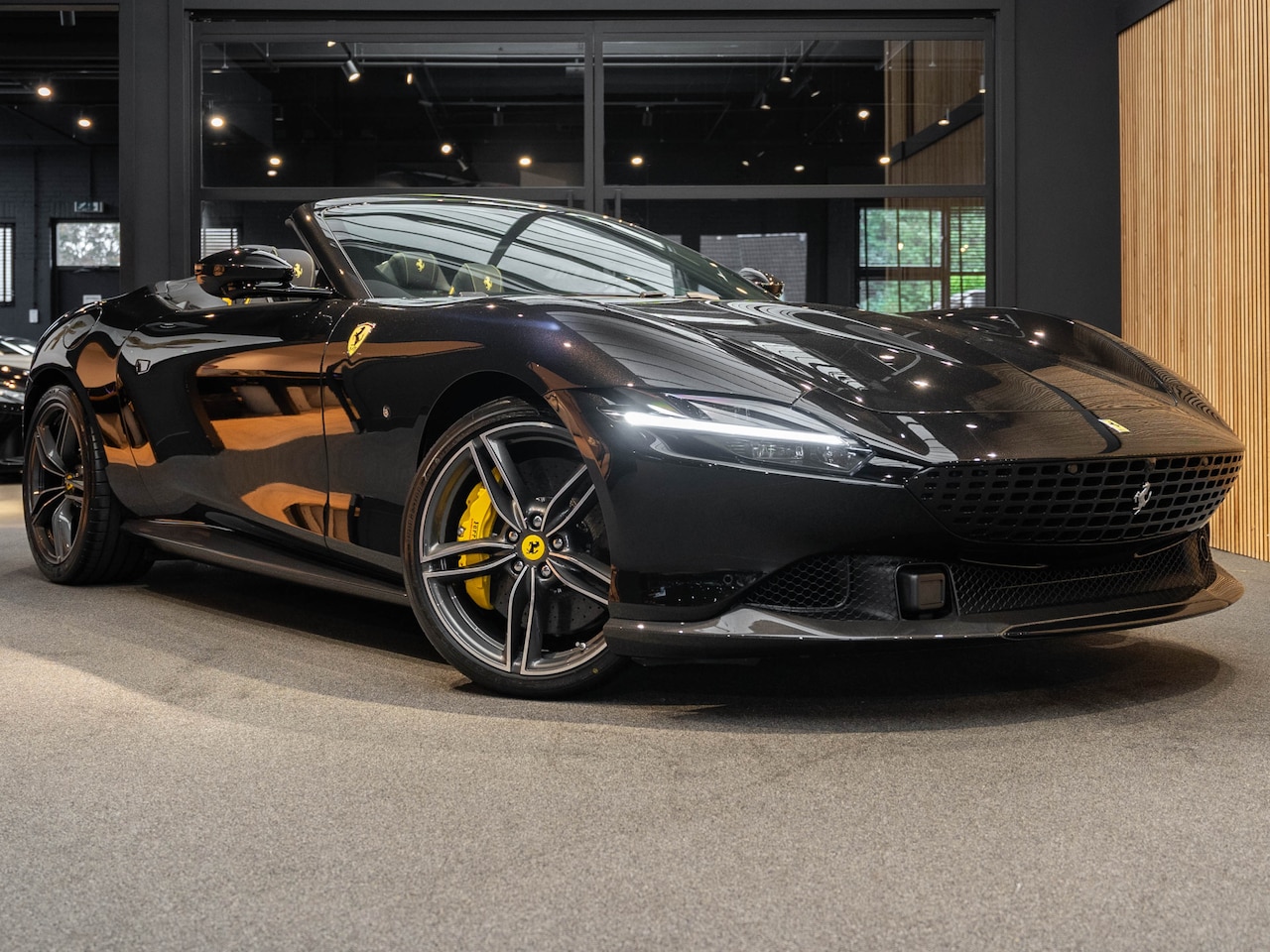 Ferrari Roma Spider - V8 Full Carbon ADAS Roma Spider 3.9 V8 Carplay Giallo Stitching - AutoWereld.nl