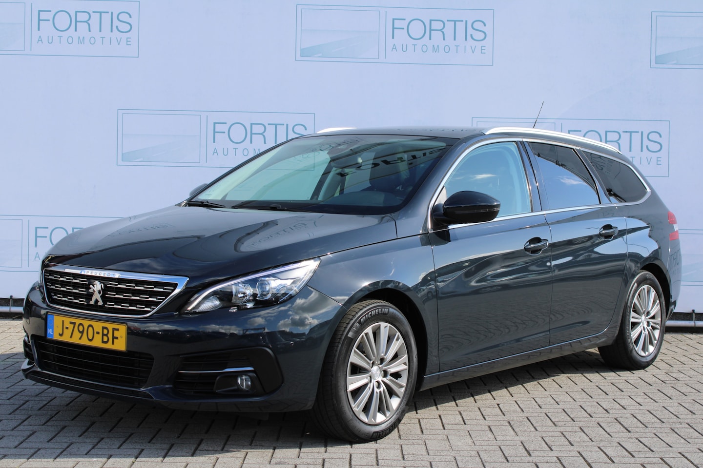 Peugeot 308 SW - 1.2 PureTech Blue Lease Premium NL AUTO | LEDER | PANO | CARPLAY | - AutoWereld.nl