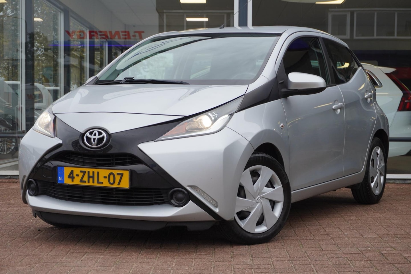 Toyota Aygo - 1.0 VVT-i x-play | 5deurs | Dealerauto | Airco | Elek. pakket | Camera | Inruil mogelijk | - AutoWereld.nl