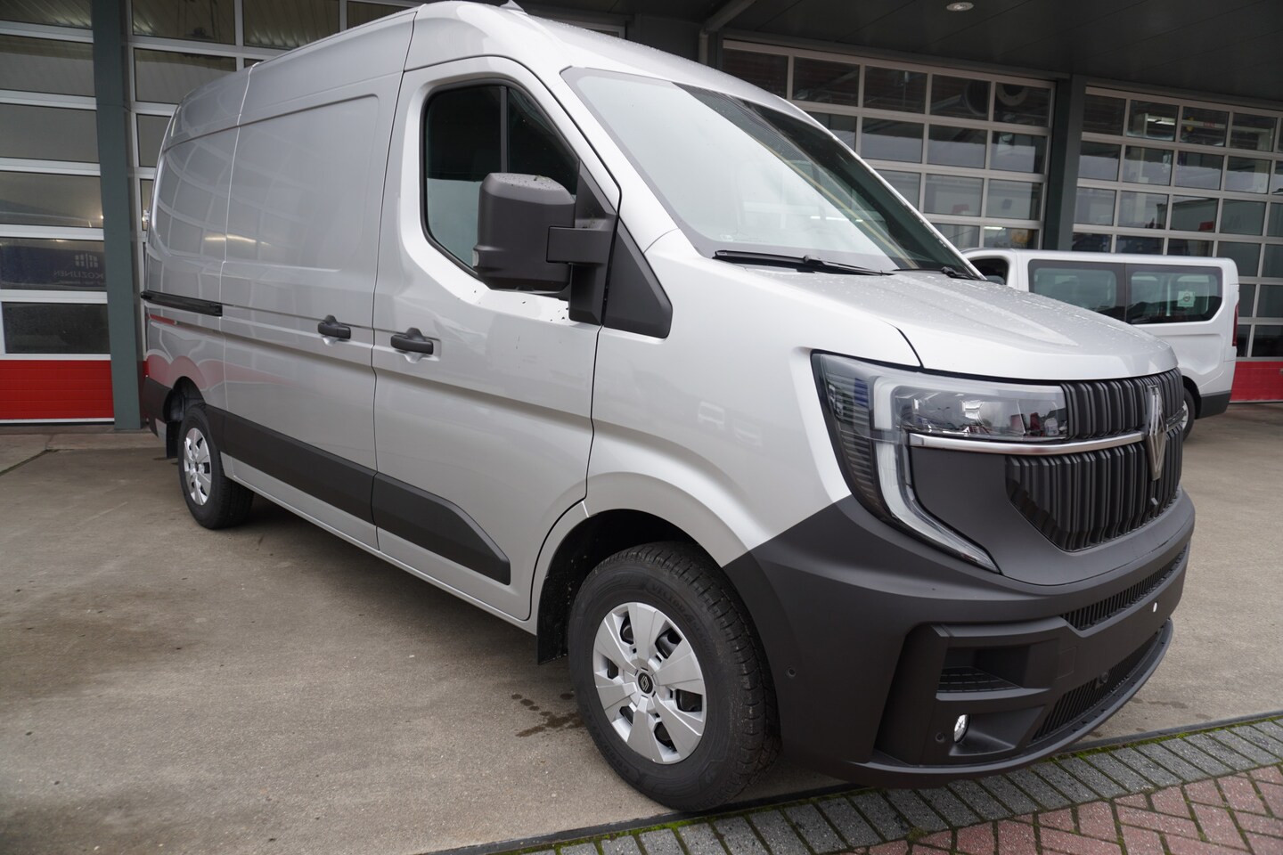 Renault Master - T35 2.0 dCi 170PK L2H2 Extra Schuifdeur L/ R nr. V216 | Climate | Navi | Cruise | Trekhaak - AutoWereld.nl