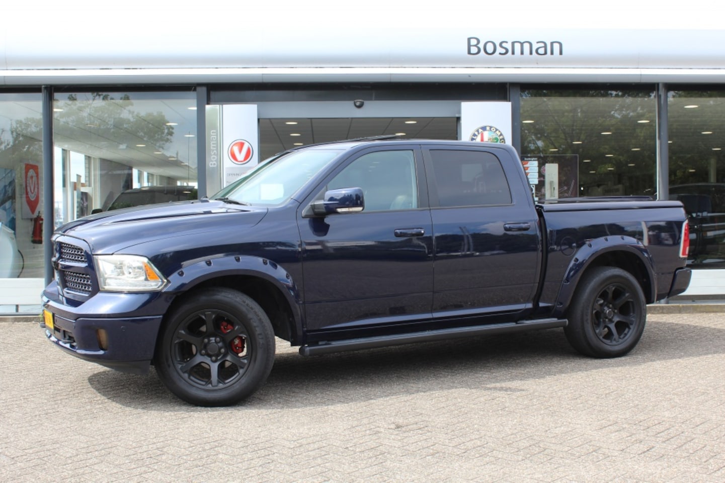 Dodge Ram 1500 - 5.7 V8 4x4 Laramie Quad Cab/Luchtvering/Schuifdak/Grijskenteken - AutoWereld.nl