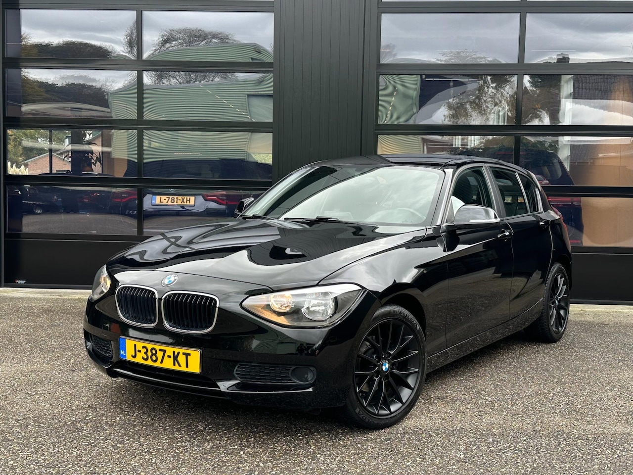 BMW 1-serie - 116i High Executive 5drs Airco Stoelverw. PDC Bluetooth - AutoWereld.nl