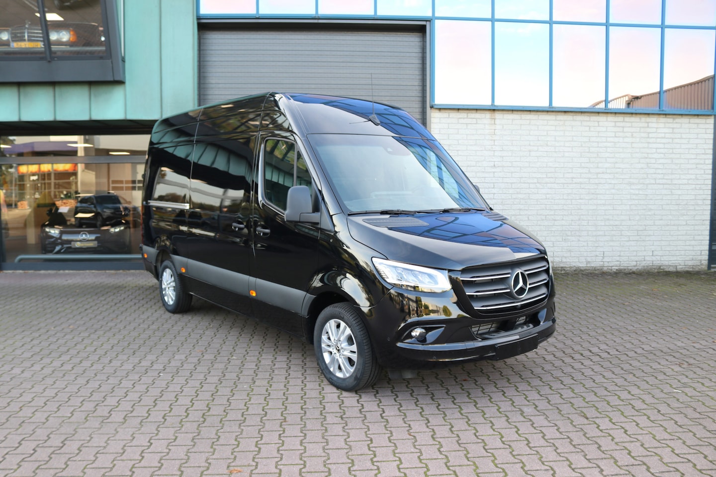 Mercedes-Benz Sprinter - 319 CDI L2H2 9G-TRONIC LED MBUX10 360gr CAMERA DISTRONIC ALARM KL3 PDC 3.5T AHW COMPLEET - AutoWereld.nl