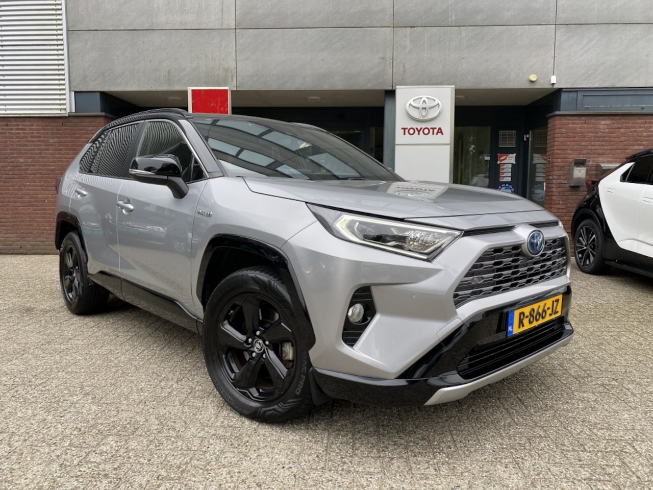 Toyota RAV4 - 2.5 Hybrid AWD Bi-tone 1650kg trekken Sens v+a Nav Apple/Android - AutoWereld.nl