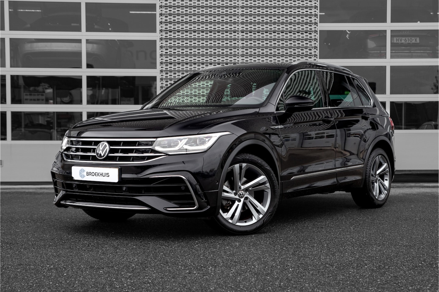 Volkswagen Tiguan - R-Line Business 1.5 150 pk TSI DSG | Camera | Elektr. A.Klep | Navi | - AutoWereld.nl