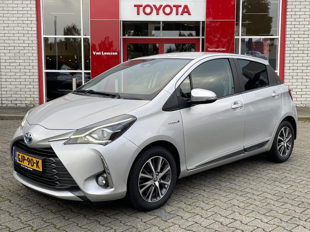 Toyota Yaris - 1.5 HYBRID Y20 MULTIMEDIA-PACK NAVI ALL-SEASON KEYLESS LM-VELGEN PARK-SENSOREN CAMERA CRUI - AutoWereld.nl