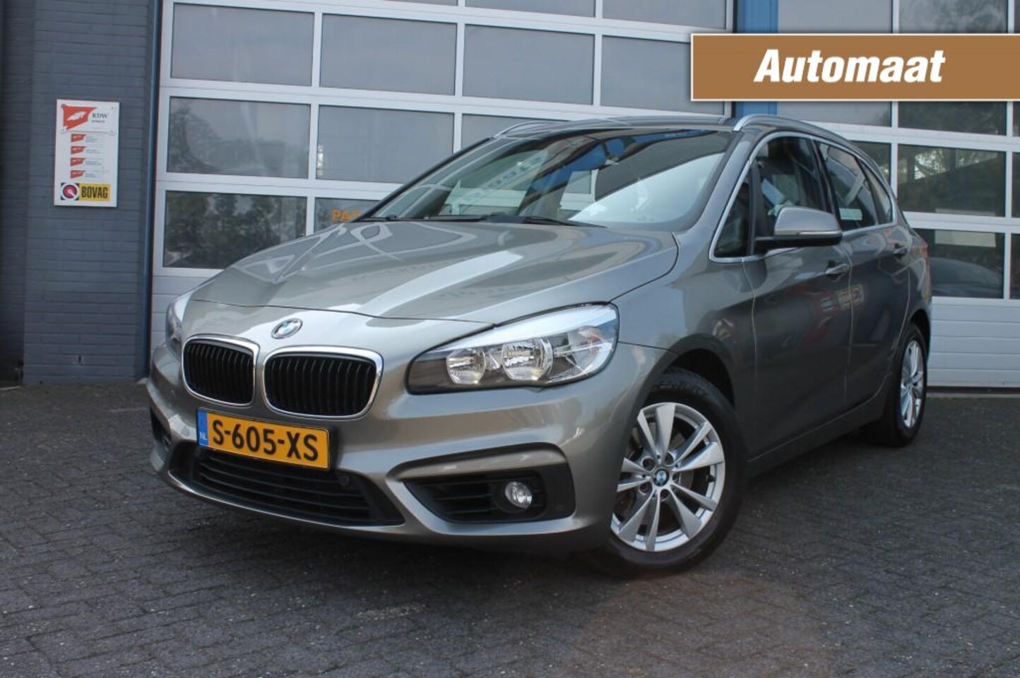 BMW 2-Serie - 218I ESSENTIAL  Automaat / Trekhaak / Stoelverwarming / Elecktr. - AutoWereld.nl