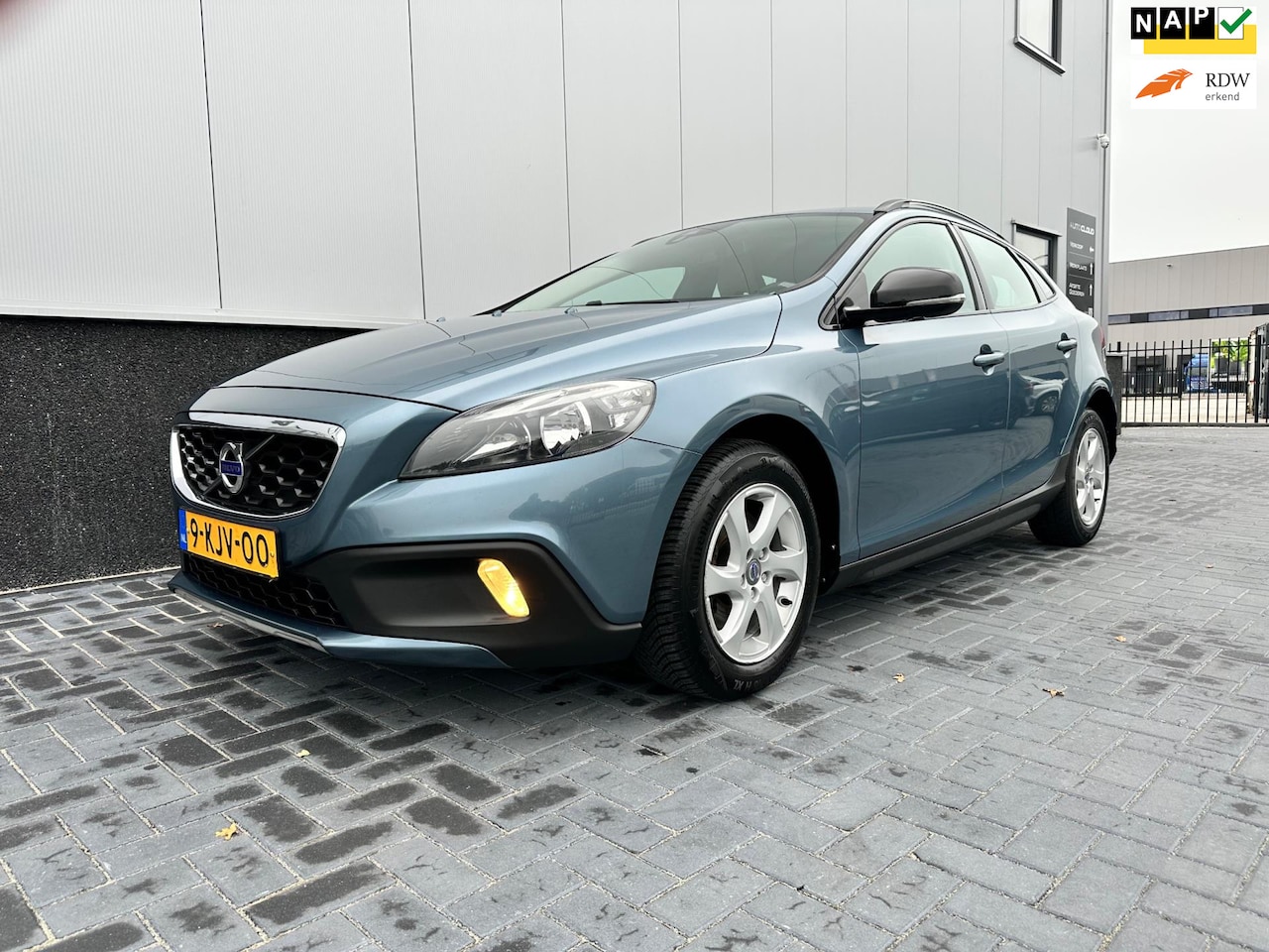 Volvo V40 Cross Country - 1.6 D2 Momentum / Leder / Trekhaak / achteruitrijcamera - AutoWereld.nl