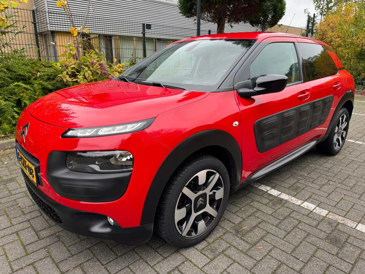 Citroën C4 Cactus - 1.2 e-VTi Shine / Automaat / Camera / Trekhaak / Navi - AutoWereld.nl