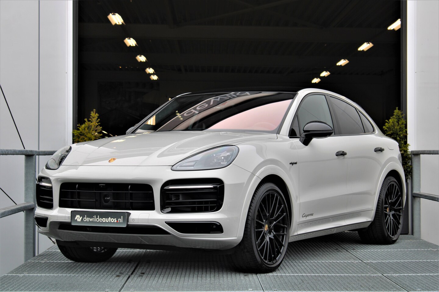 Porsche Cayenne Coupé - 3.0 E-Hybrid SportDesign Krijtgrijs Platinum Edition 462pk Pano 18-weg SoftClose Trekhaak - AutoWereld.nl