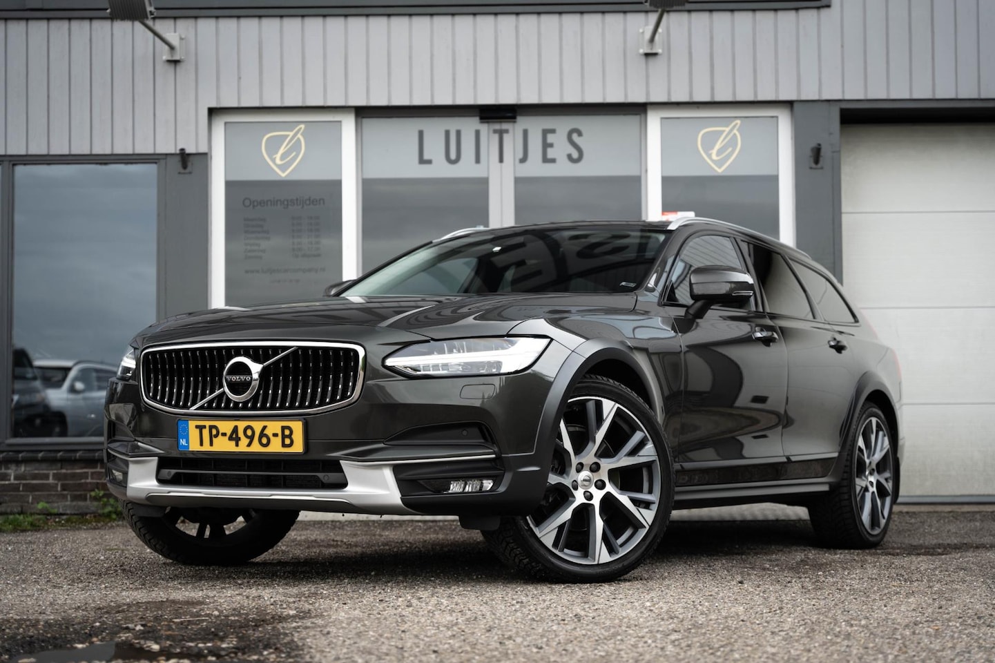 Volvo V90 Cross Country - 2.0 T5 AWD Pro, Pano-dak, Trekhaak, Harman/Kardon, NL-auto, Dealer-ond, NAP - AutoWereld.nl