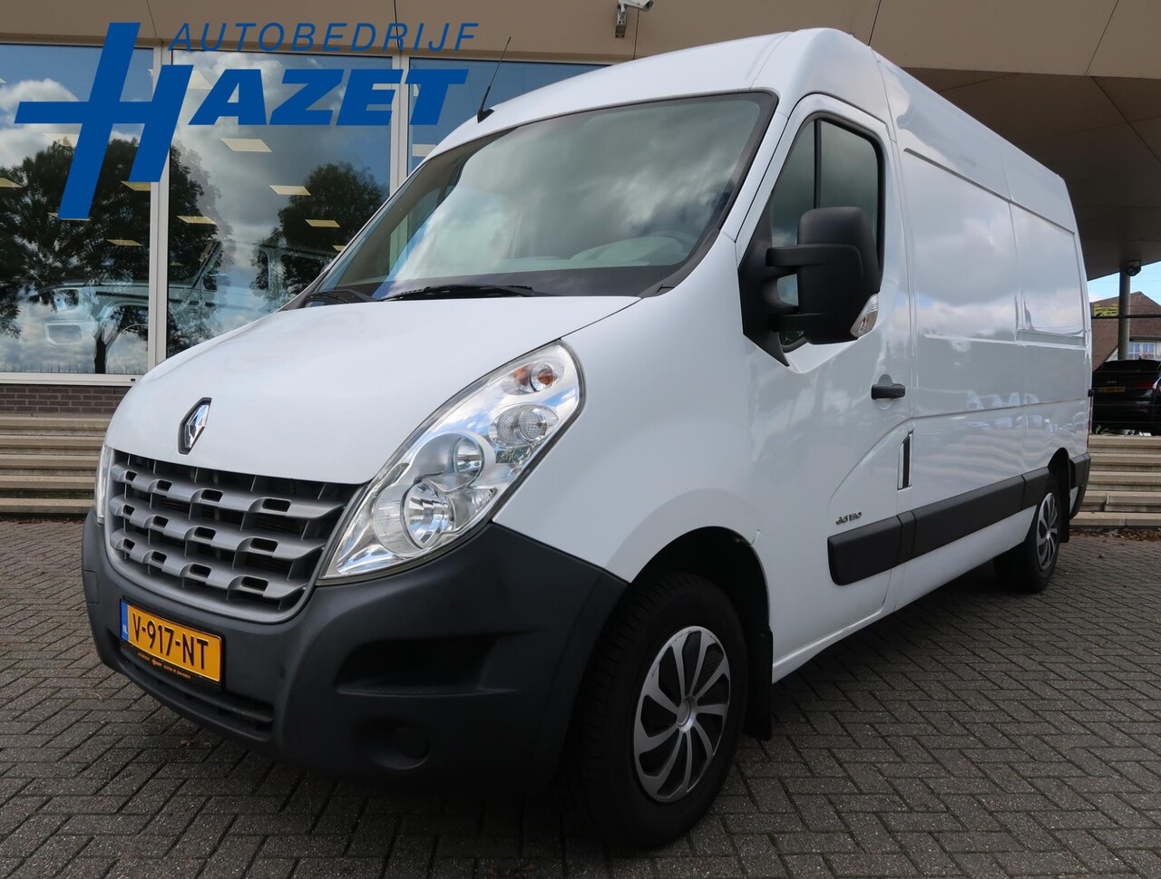 Renault Master - T35 2.3 DCI 145 PK L2H2 + TREKHAAK / NAVIGATIE / AIRCO / CRUISE - AutoWereld.nl