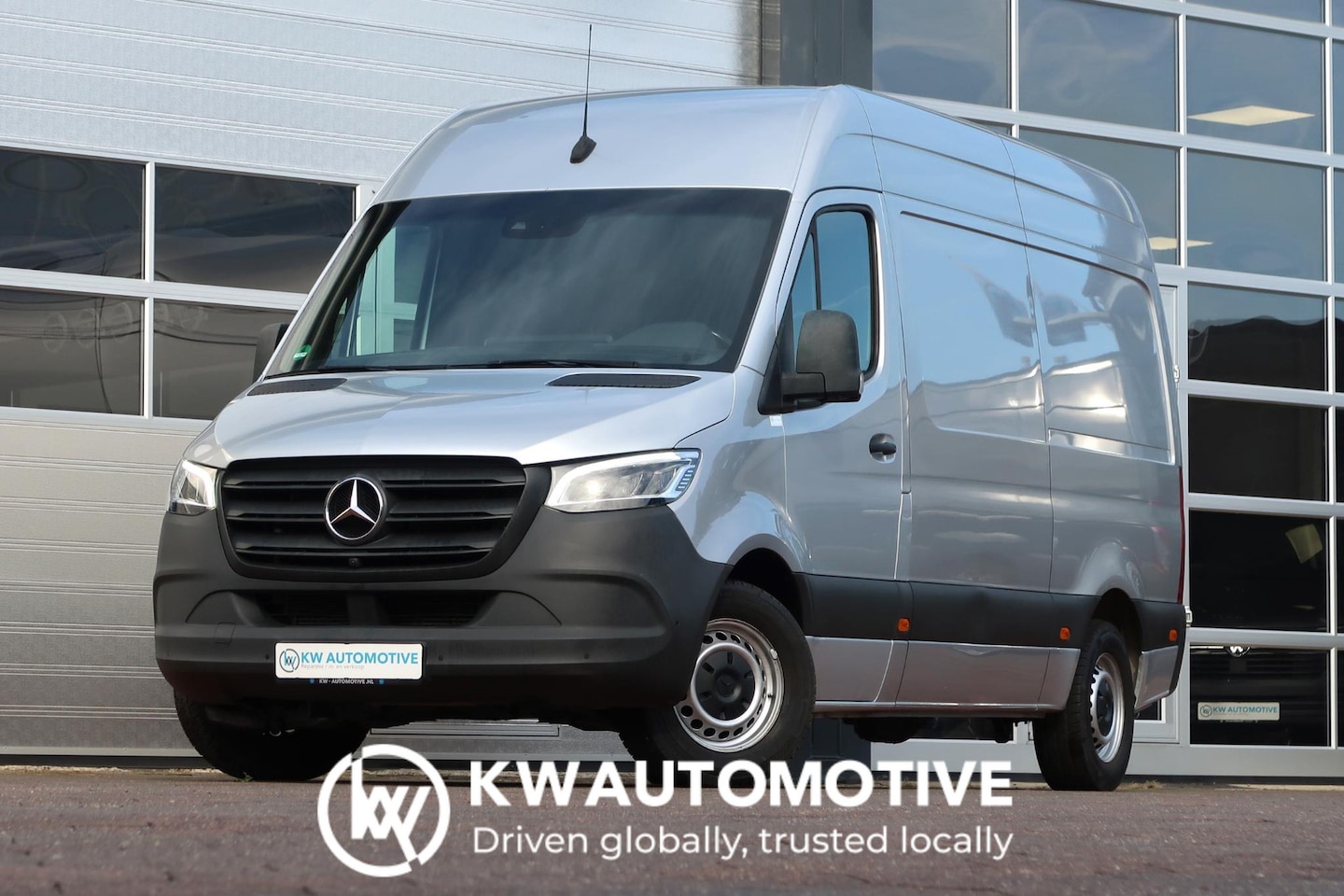 Mercedes-Benz Sprinter - 319 3.0 CDI L2H2 V6 AUT/ 360/ LED/ MBUX/ ACC/ CLIMA/ STANDKACH - AutoWereld.nl