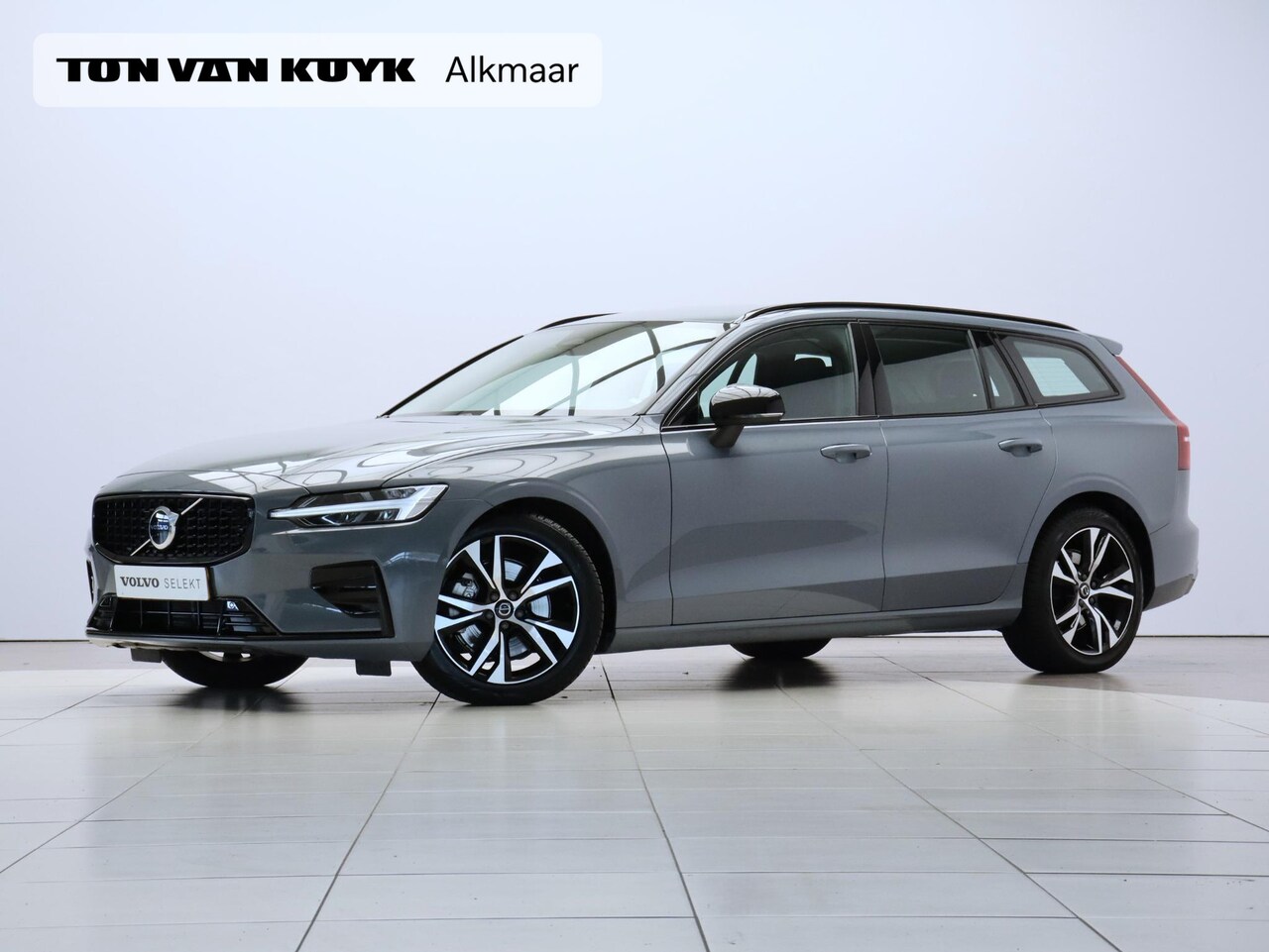 Volvo V60 - 2.0 B4 Plus Dark / Trekhaak / Stoel+stuur+achterbankverwarming - AutoWereld.nl