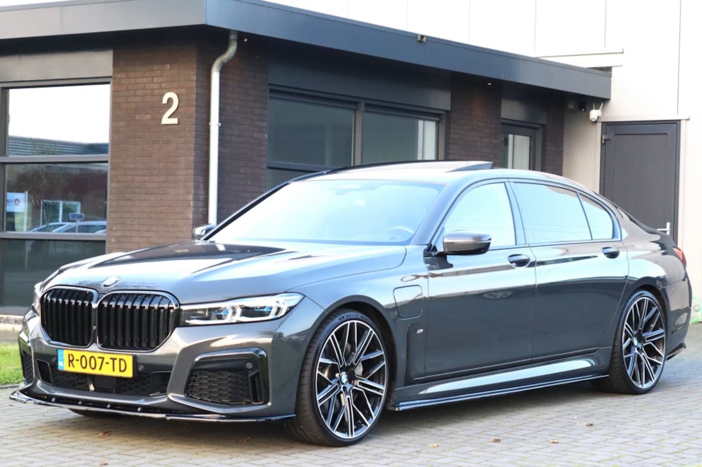 BMW 7-serie - 745Le xDrive M Sport 22inch Sky Lounge B&W - AutoWereld.nl