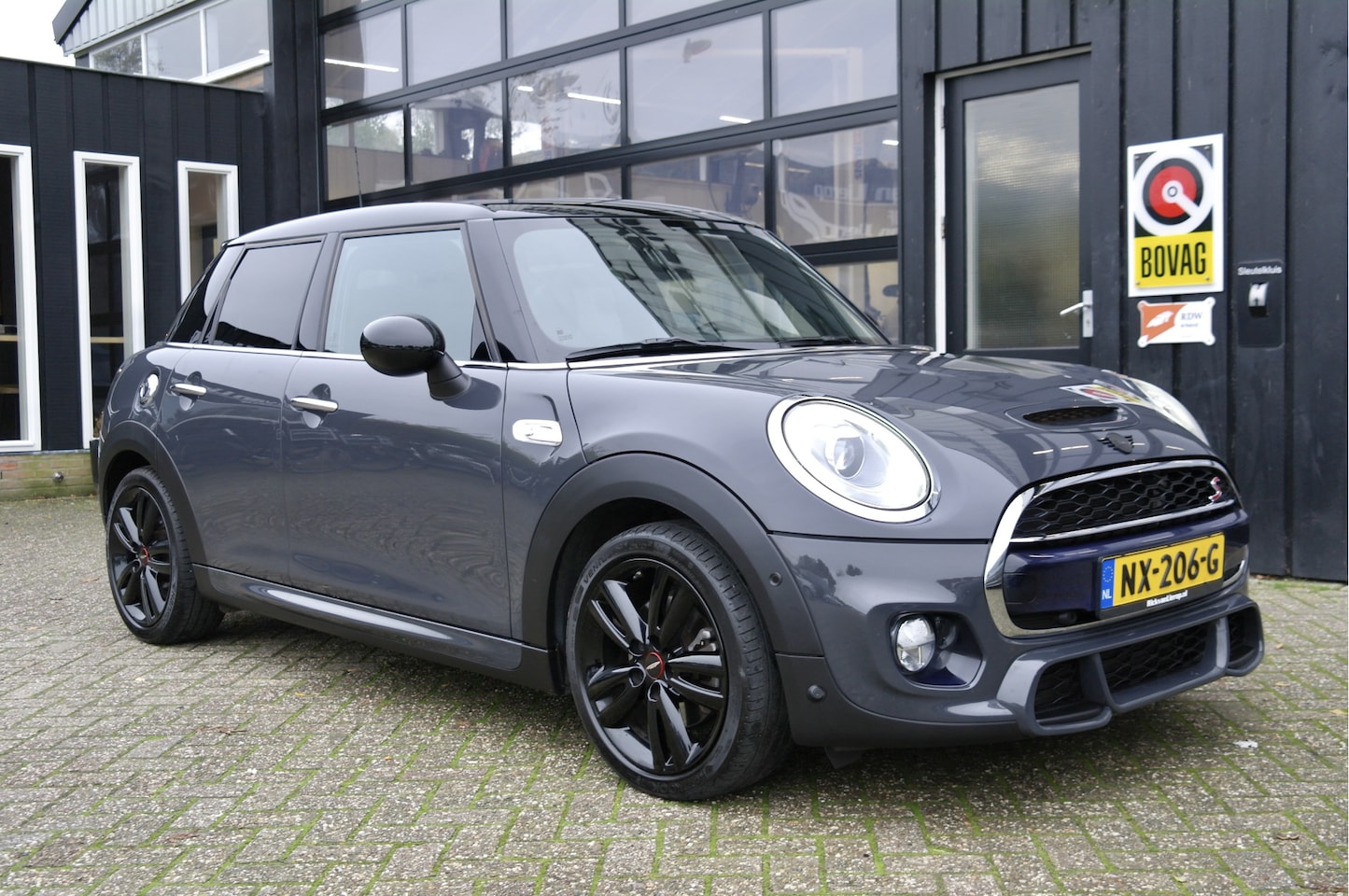 MINI Cooper S - 2.0 192 PK Chili Serious Business Automaat | NL-Auto | Pano | Leder | Dealer Onderhouden - AutoWereld.nl