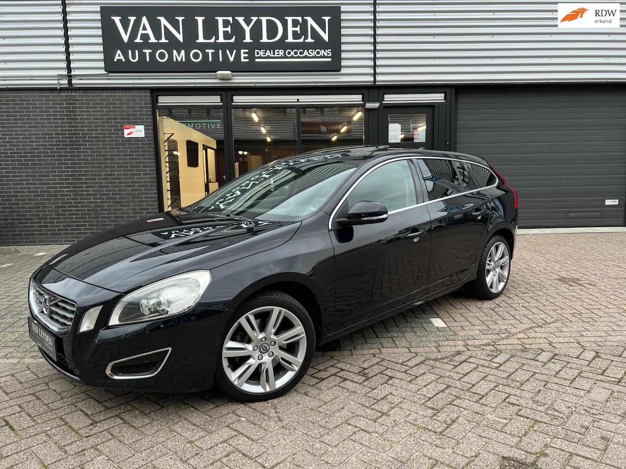 Volvo V60 - 2.0 T5 241 PK Automaat / Schuifdak / leder / Stoelverwarming / Camera / Parkeersensor / 12 - AutoWereld.nl