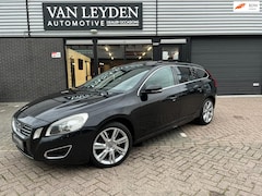 Volvo V60 - 2.0 T5 241 PK Automaat / Schuifdak / leder / Stoelverwarming / Camera / Parkeersensor / 12