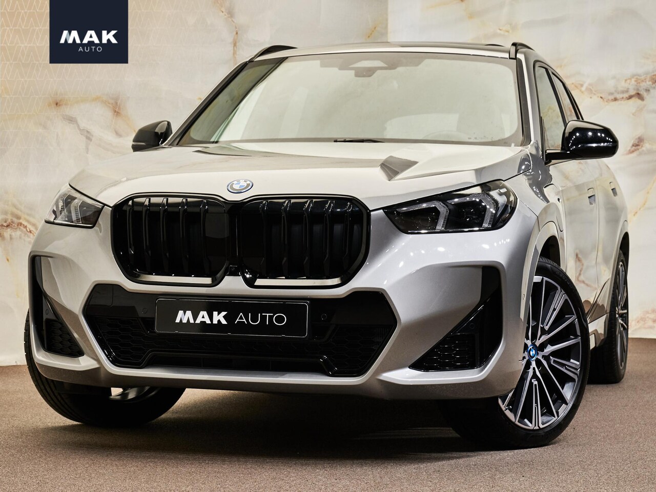 BMW X1 - xDrive30e M Sport, 20", pano, H/K, HUD, tr.haak, LED-kopl., shadow line, privacy - AutoWereld.nl