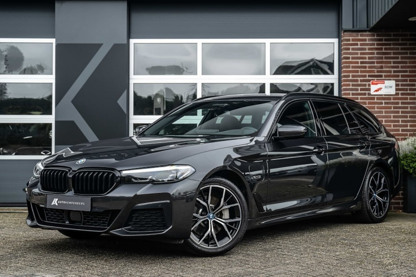 BMW 5-serie Touring - 530e xDrive M Sport | Shadow | HIFI | Trekhaak | Camera | 19 Inch | ACC | Leder | - AutoWereld.nl