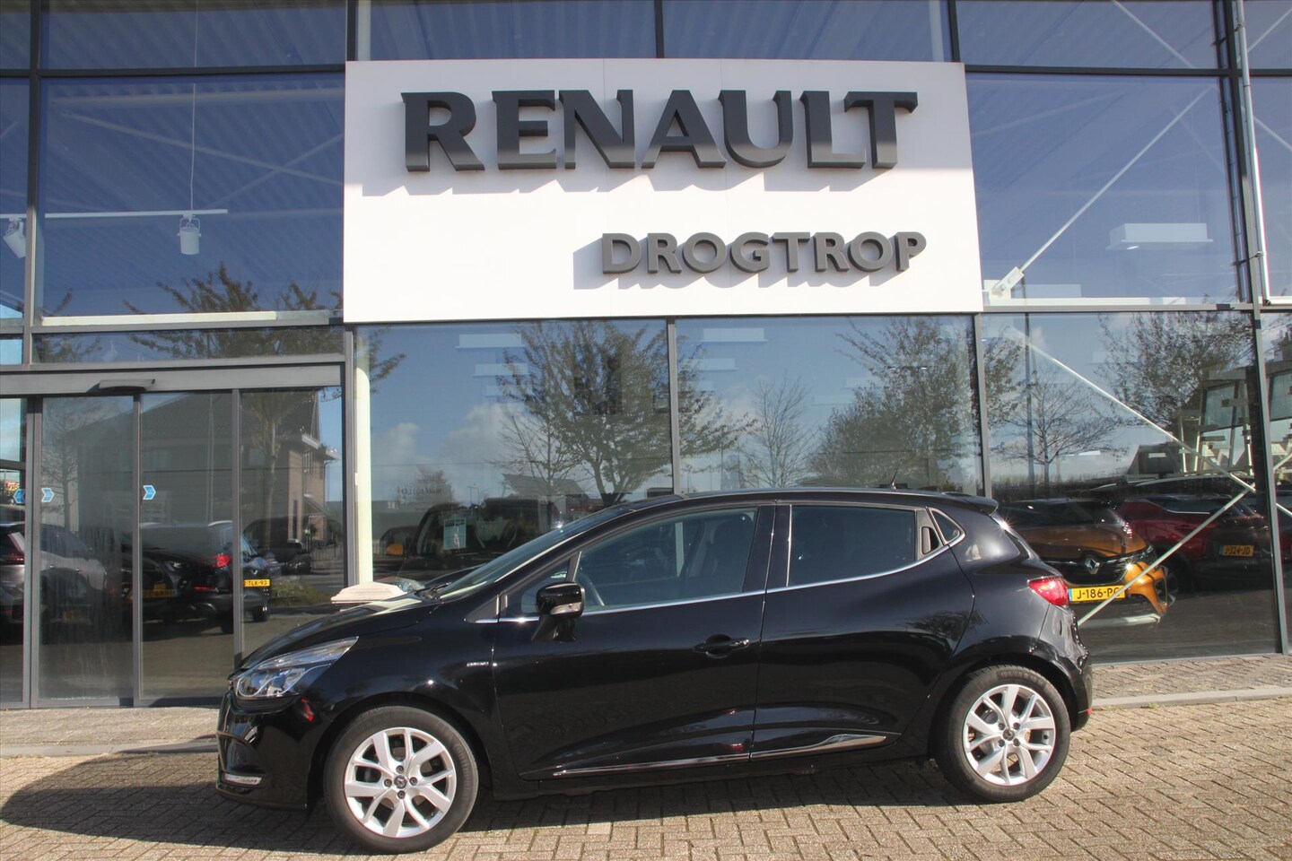 Renault Clio - 90PK-LIMITED-46DKM-AIRCO-NAVI-CRUISE-LMV-PDC- - AutoWereld.nl