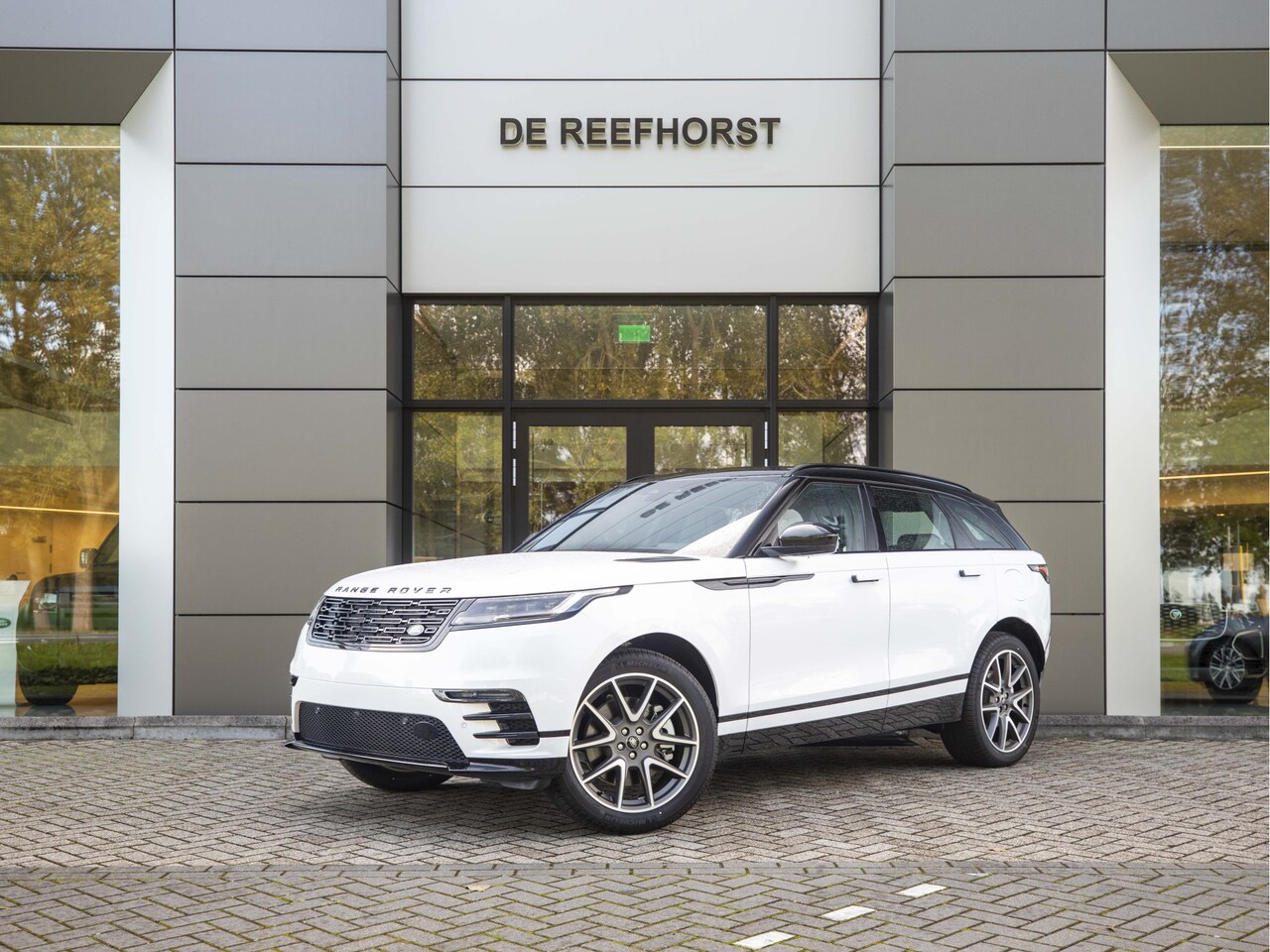 Land Rover Range Rover Velar - P400e 404pk AWD Dynamic HSE PHEV | Ostuni White | Head-up Display | Black Pack | Ambiance - AutoWereld.nl