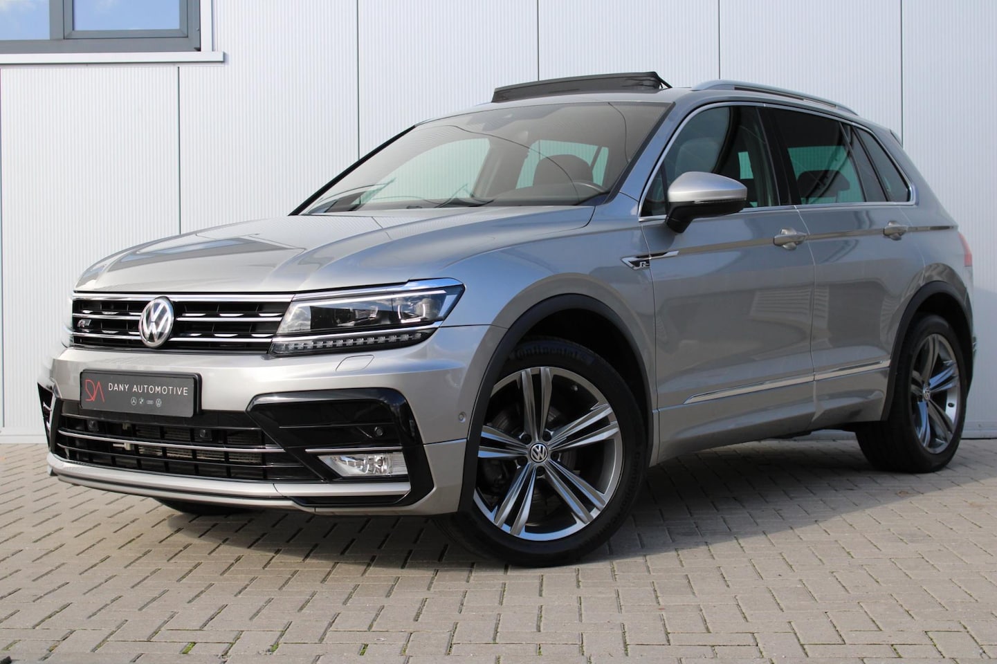 Volkswagen Tiguan - 1.4 TSI 4Motion R-LINE I PANO I STANDKACHEL I LED I TREKHAAK I LEDER I MEMORY I ADAPTIVE I - AutoWereld.nl