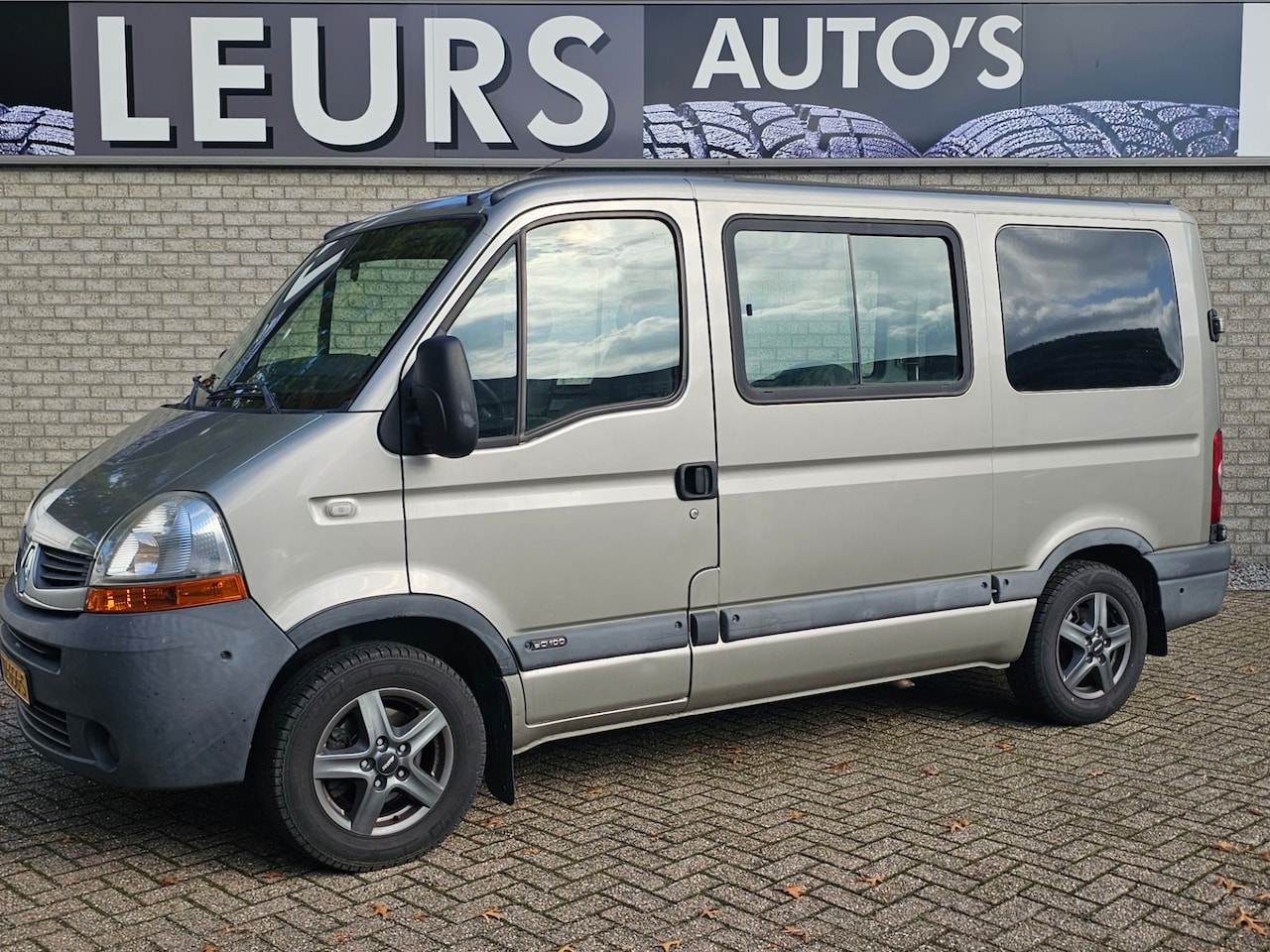 Renault Master - T28 2.5 dCi L1H1 rolstoelbus met lift - AutoWereld.nl