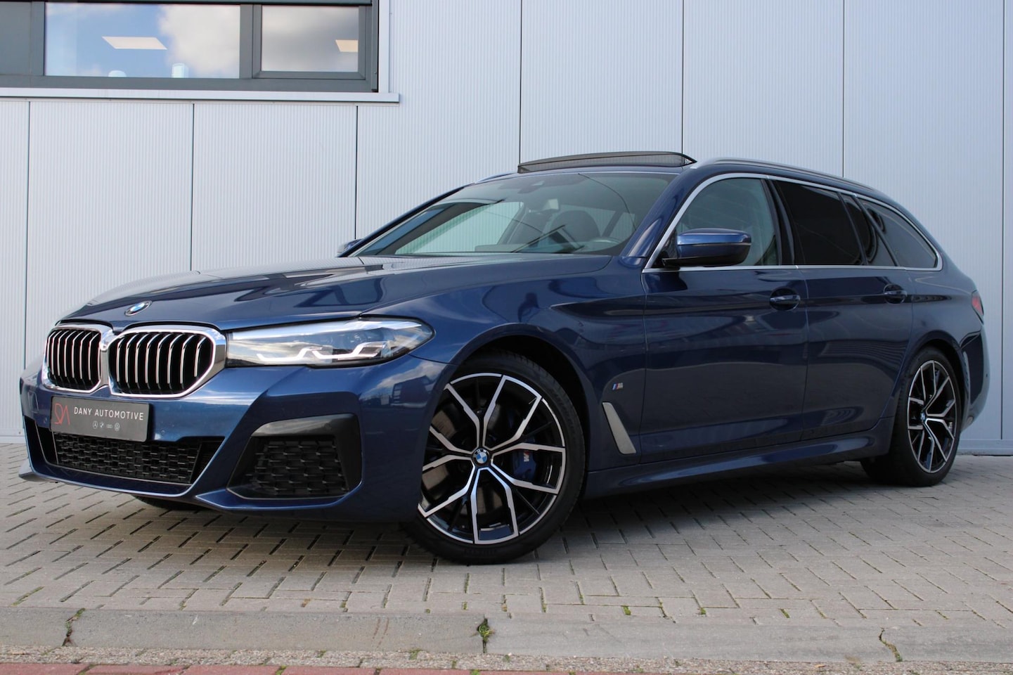 BMW 5-serie Touring - 540i xDrive M-PAKKET I PANO I CARPLAY I HUD I TREKHAAK I SFEERVERLICHTING I CAM I - AutoWereld.nl