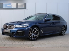 BMW 5-serie Touring - 540i xDrive M-PAKKET I PANO I CARPLAY I HUD I TREKHAAK I SFEERVERLICHTING I CAM I