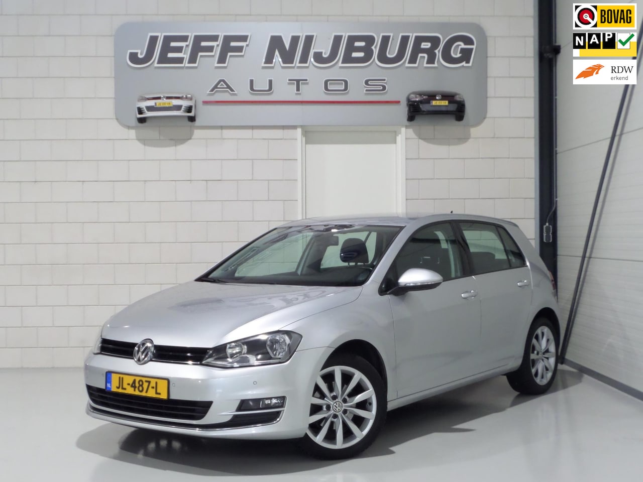 Volkswagen Golf - 1.2 TSI Highline Connected Series "Origineel NL!" Apple-carplay Camera, van 2e eigenaar in - AutoWereld.nl