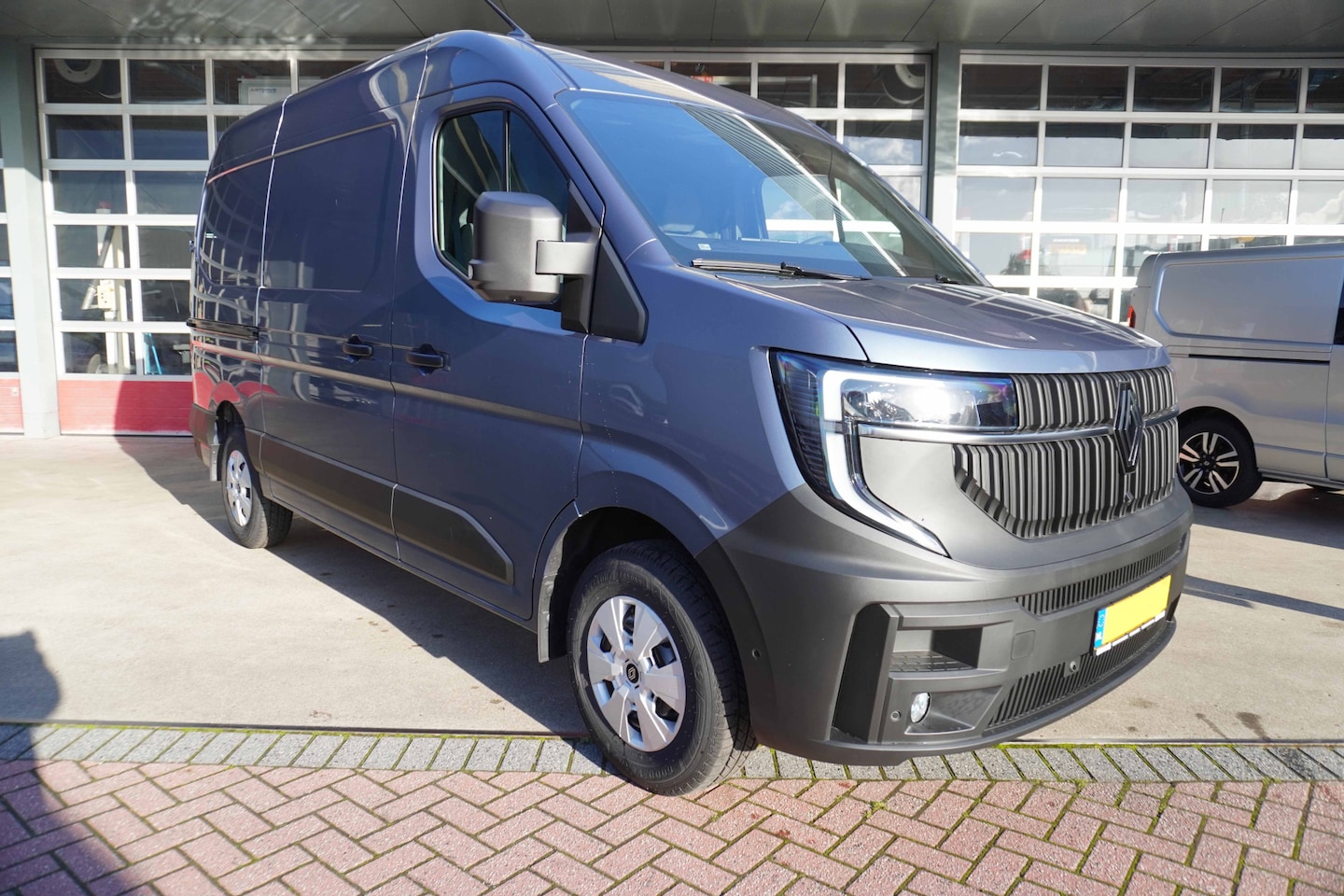 Renault Master - T35 2.0 dCi 170PK L2H2 Extra Schuifdeur L/ R Nr. V211 | Climate | Navi | Cruise | Trekhaak - AutoWereld.nl