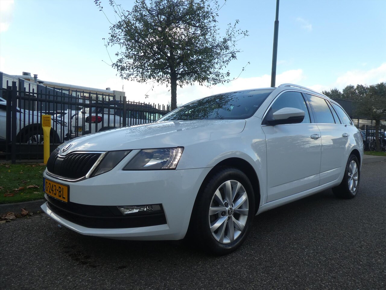 Skoda Octavia Combi - 1.0 TSI 115pk DSG-7 AUTOMAAT Ambition Business Navigatie - AutoWereld.nl