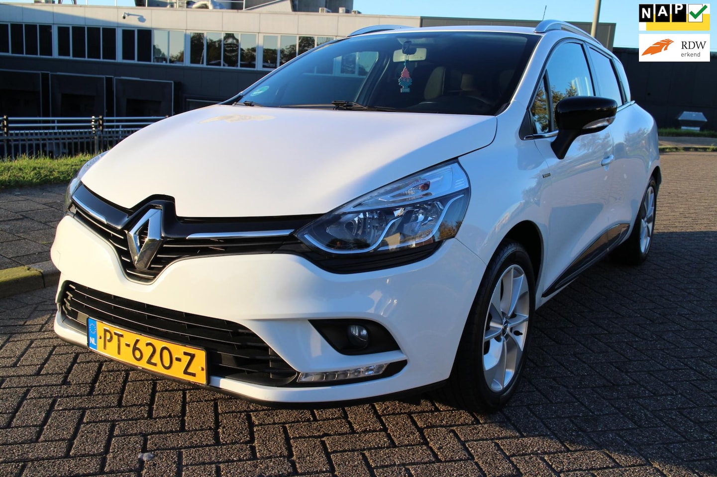 Renault Clio Estate - 0.9 TCe Limited_AIRCO_NAVI_TREKHAAK_NETTE AUTO - AutoWereld.nl