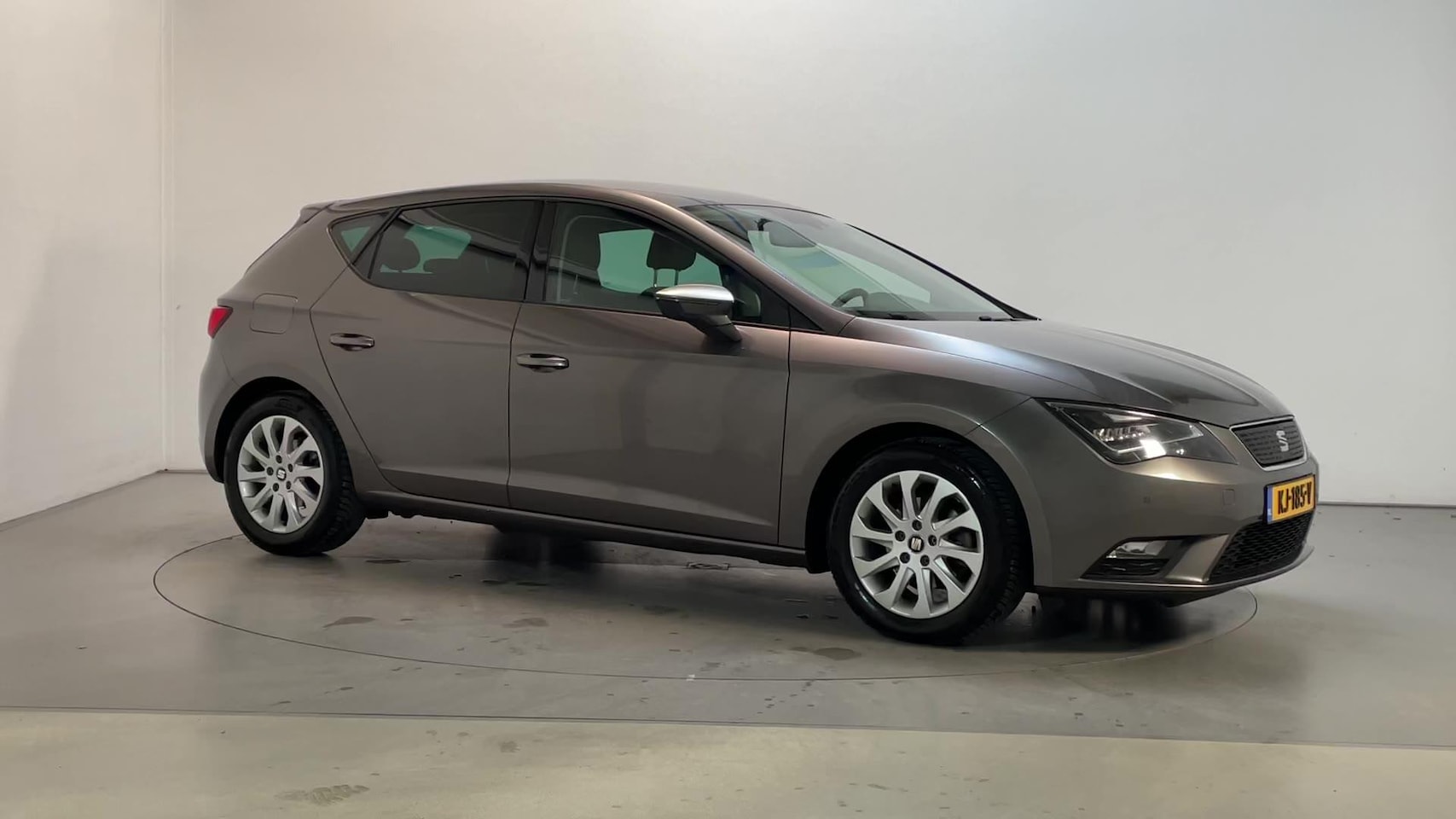 Seat Leon - 1.0 EcoTSI 116pk 6-bak Style Connect Navigatie Leder Stoelverwarming Parkeersensoren - AutoWereld.nl