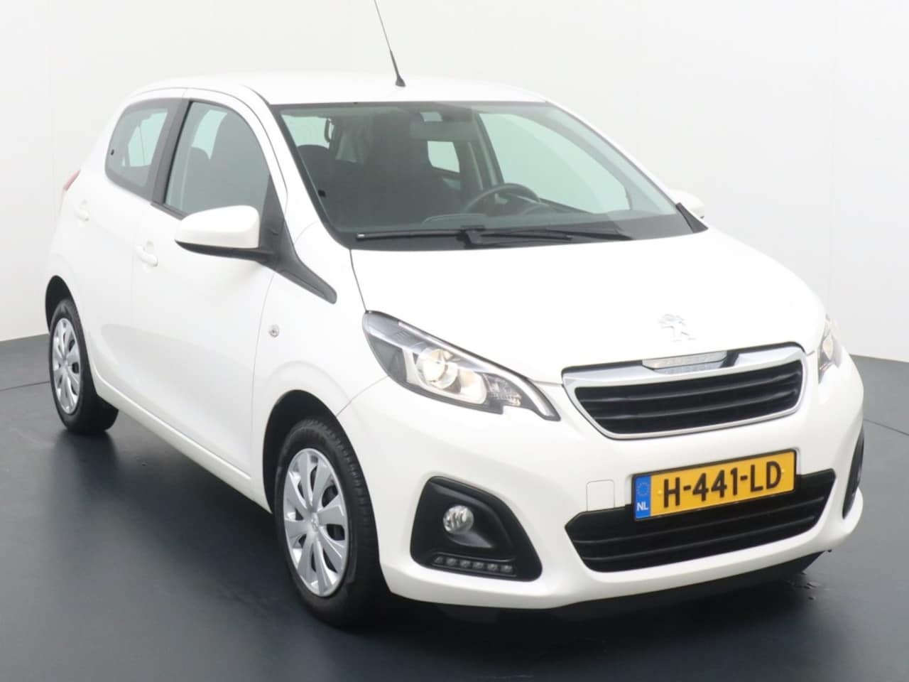 Peugeot 108 - 1.0 e active ,achter camera ,carplay navigatie - AutoWereld.nl